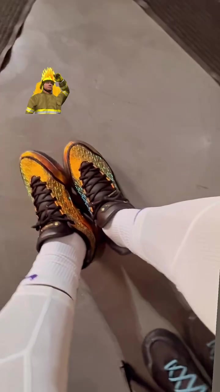 詹姆斯上脚最新黄金配色LeBron 23战靴，自拍展示惊艳视觉冲击